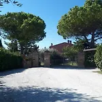 Paradisoincollina Ss بيزارو